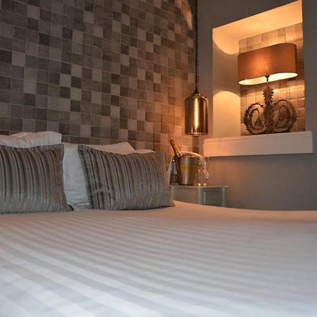 Lakes Hotel & Spa Bowness-on-Windermere Oda fotoğraf A bedroom at the hotel