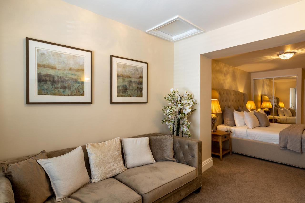Lakes Hotel & Spa Bowness-on-Windermere Oda fotoğraf A suite at the hotel