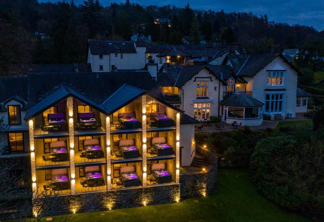 Lakes Hotel & Spa Bowness-on-Windermere Dış mekan fotoğraf The hotel at night