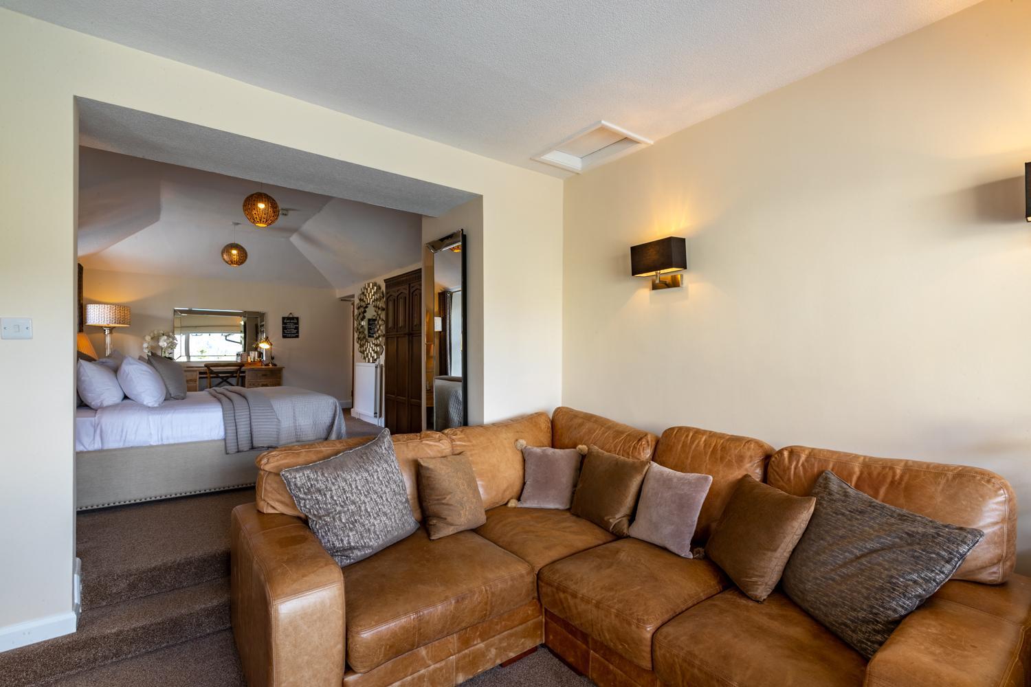 Lakes Hotel & Spa Bowness-on-Windermere Oda fotoğraf The interior of a suite at the hotel