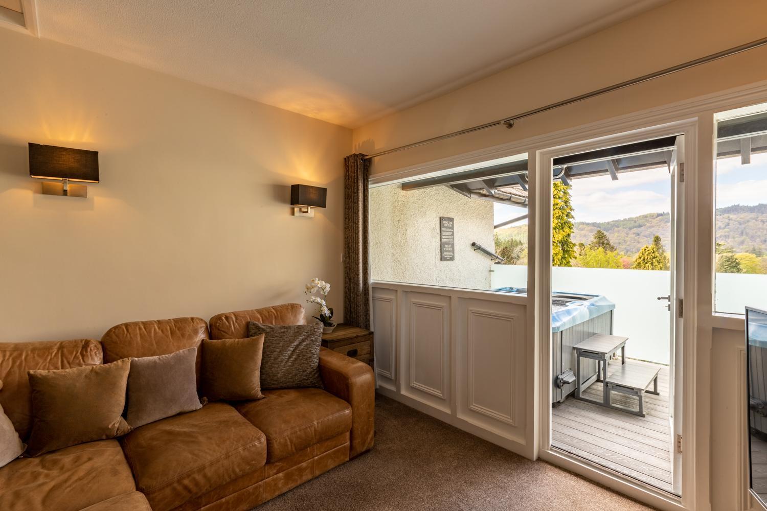 Lakes Hotel & Spa Bowness-on-Windermere Oda fotoğraf A living room with a sliding door