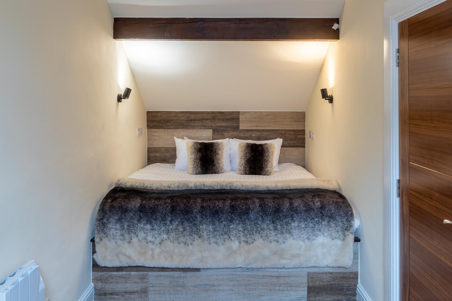 Lakes Hotel & Spa Bowness-on-Windermere Oda fotoğraf A bedroom at The Old Mill
