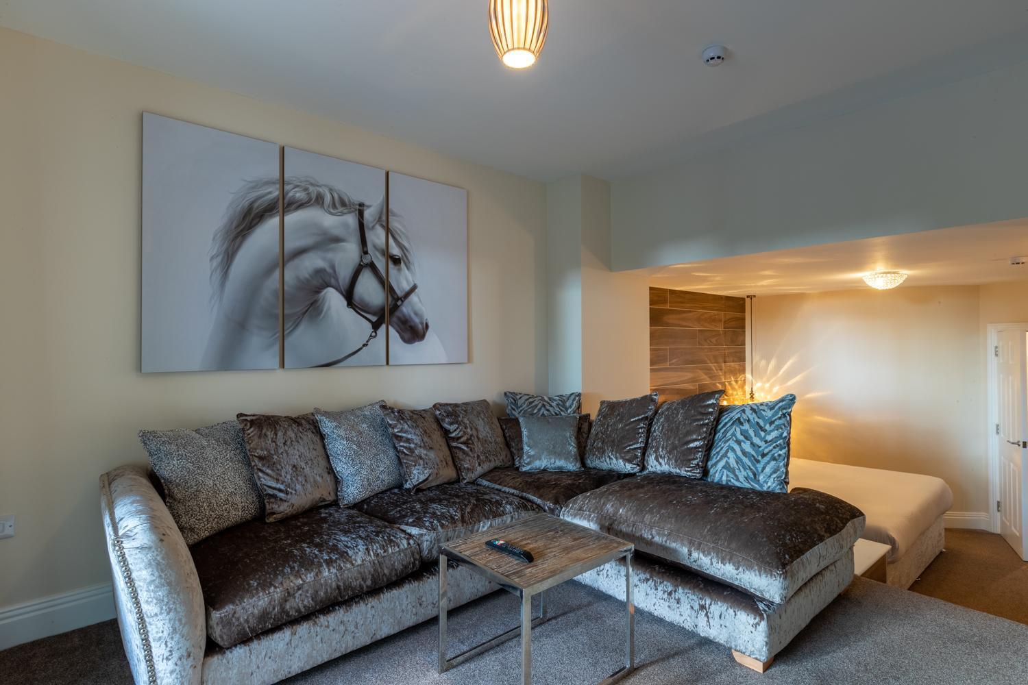 Lakes Hotel & Spa Bowness-on-Windermere Oda fotoğraf A crushed velvet sofa