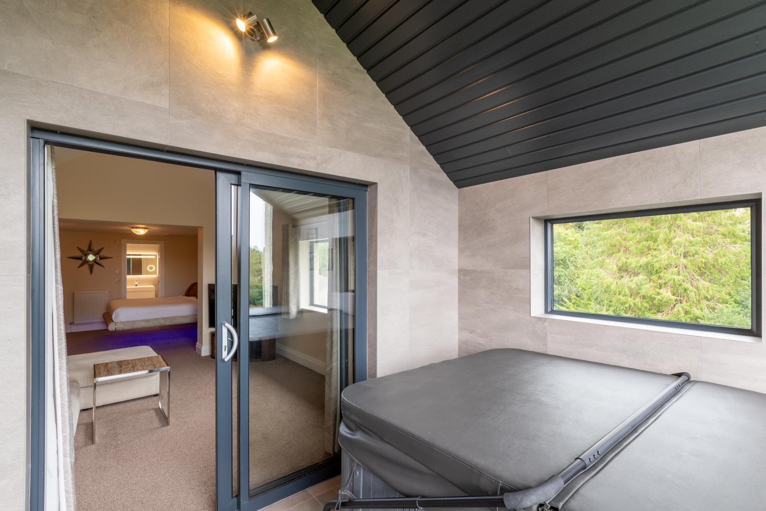 Lakes Hotel & Spa Bowness-on-Windermere Oda fotoğraf A hot tub in a private home